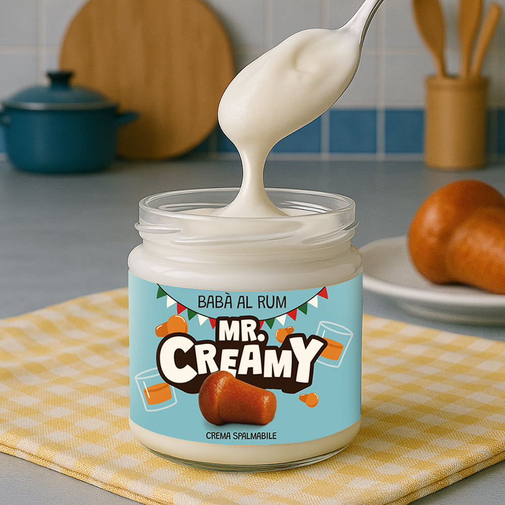 Vasetto da 200g di crema spalmabile Mr Creamy gusto Babà al Rum mentre viene prelevato con un cucchiaio