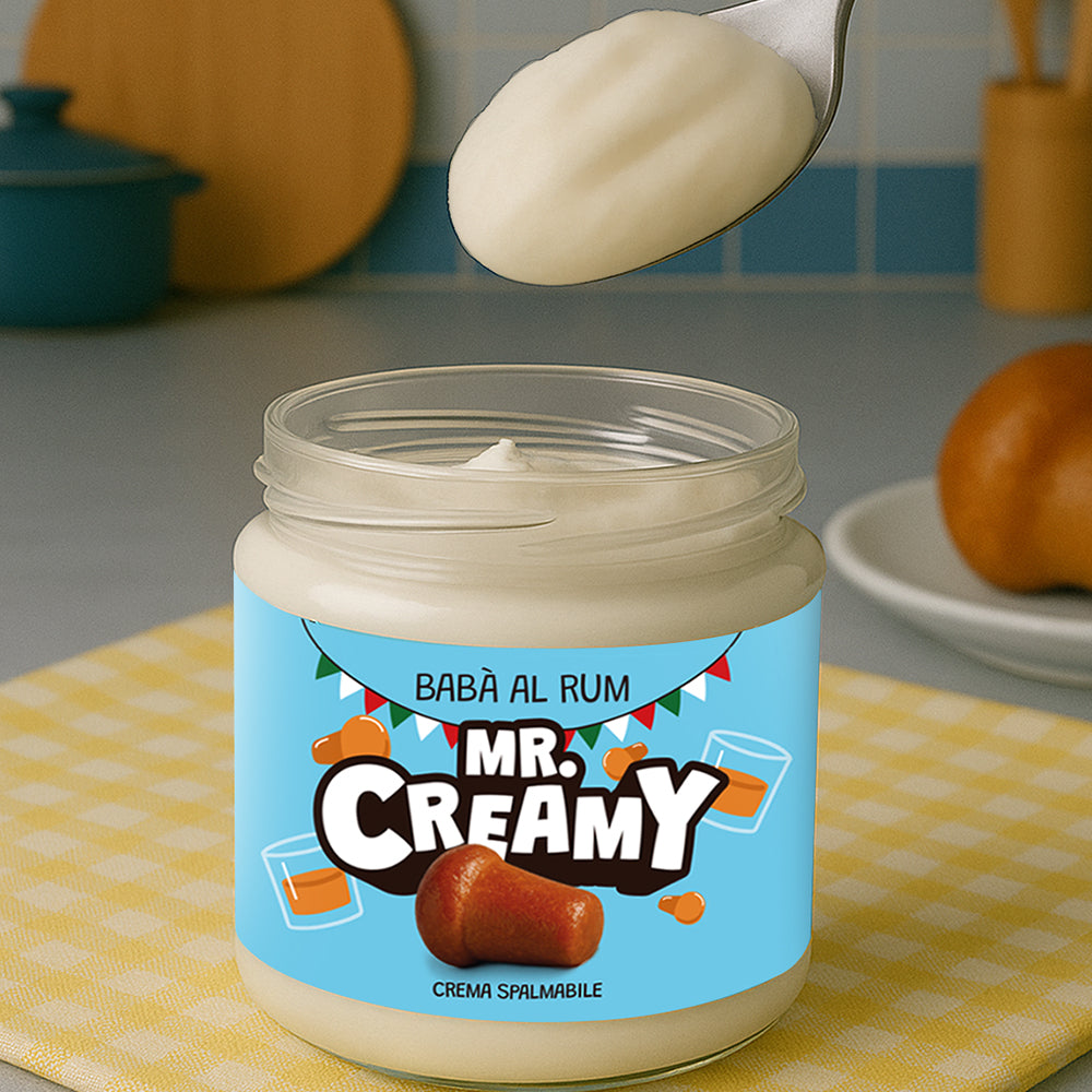 Vasetto da 200g di crema spalmabile Mr Creamy gusto Babà al Rum mentre viene prelevato con un cucchiaio