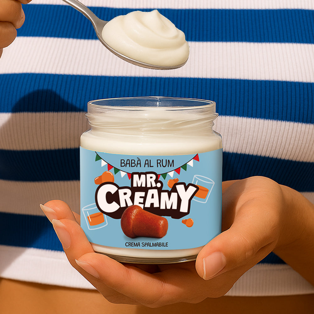 Vasetto da 200g di crema spalmabile Mr Creamy gusto Babà al Rum mentre viene prelevato con un cucchiaino