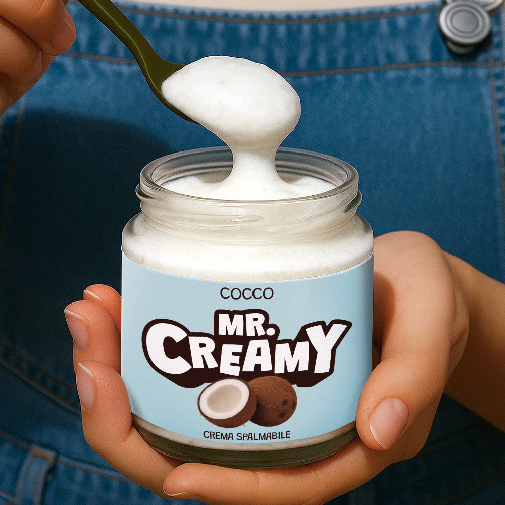 Confezione da 200g di crema spalmabile al cocco Mr creamy mentre viene sollevata con cucchiaio