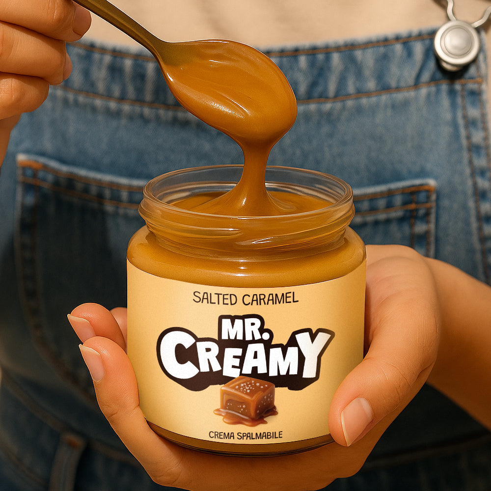 Confezione da 200g di crema spalmabile Mr Creamy al caramello salato mentre viene prelevata con un cucchiaino