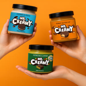 3 confezioni, le più vendute, di creme spalmabili da 200g Mr Creamy. Nella foto mani che reggono pistacchio e kataifi, cookies and cream e peanut butter cup
