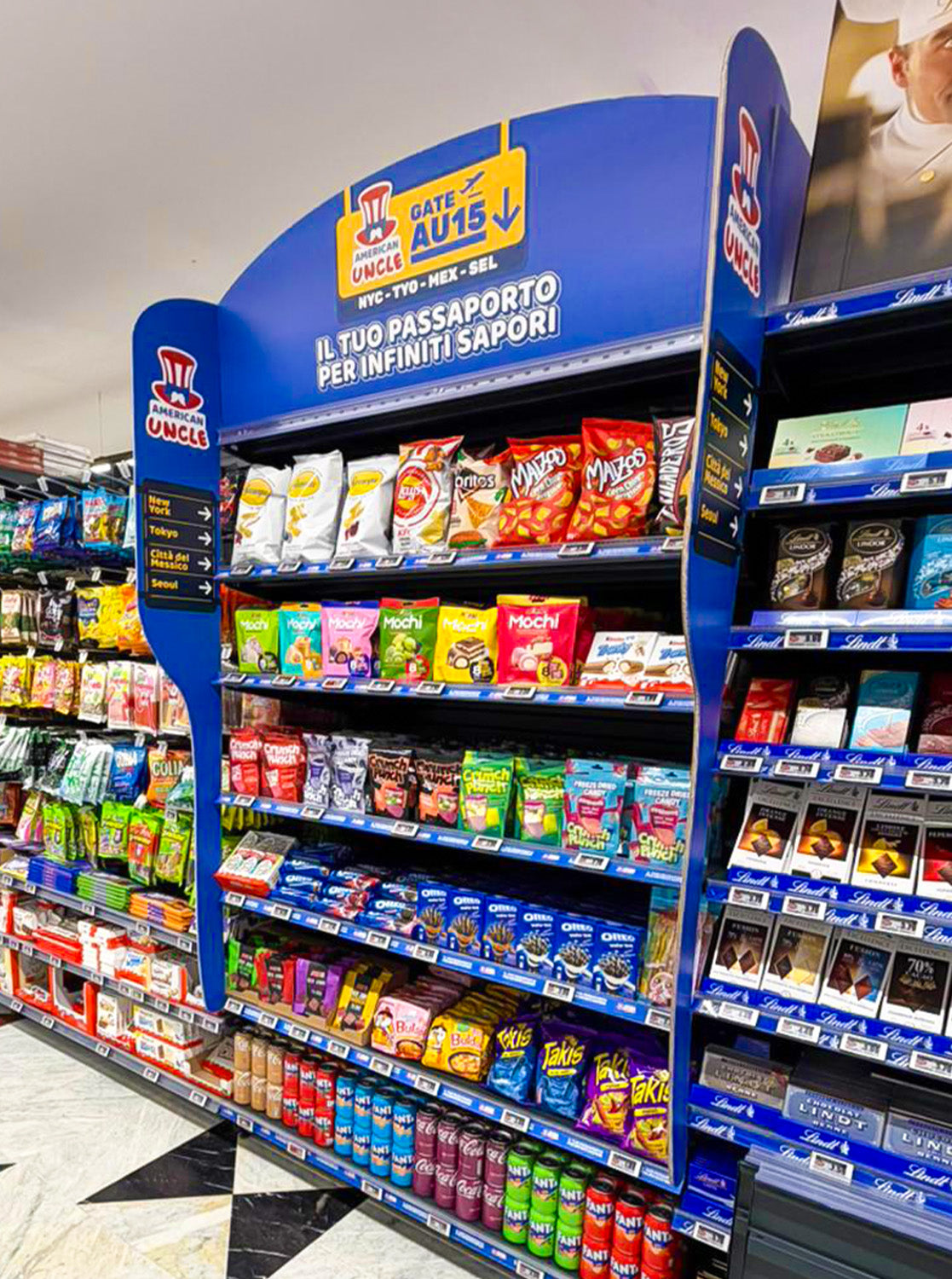 Scaffale in corsia nel supermercato
