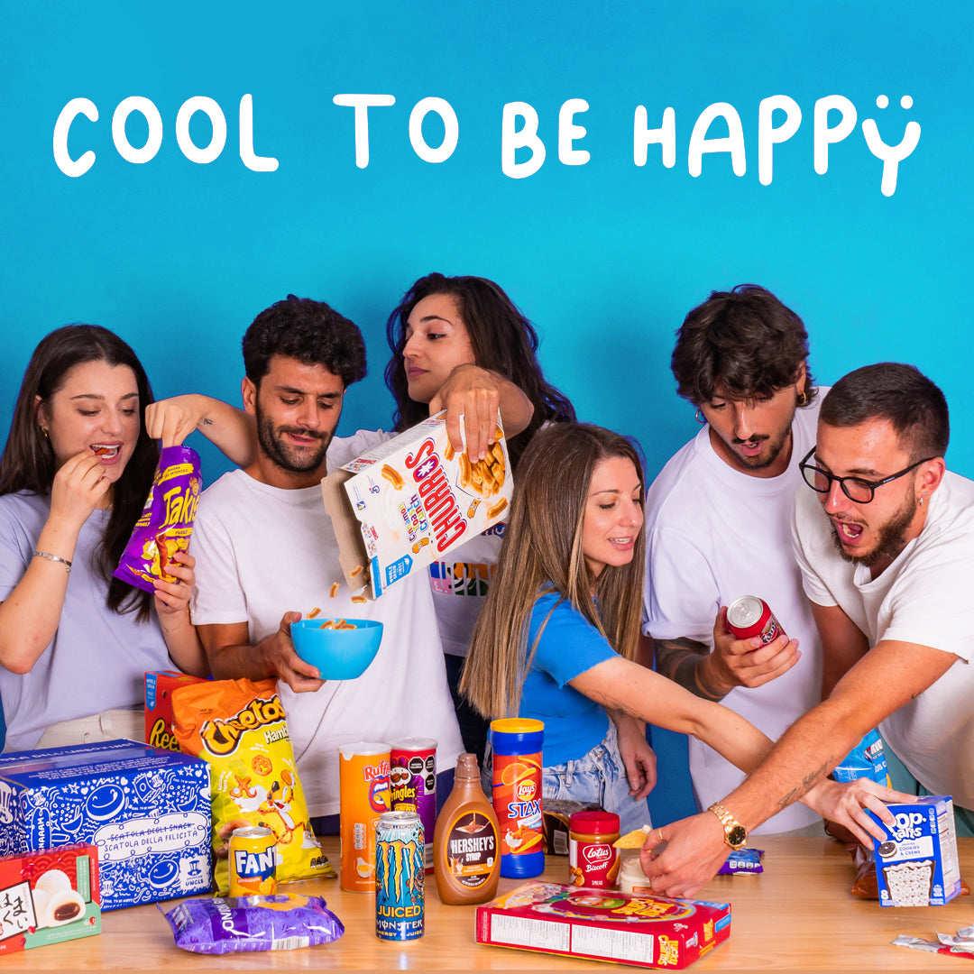 Foto del team che assaggia prodotti con scritta "cool to be happy"