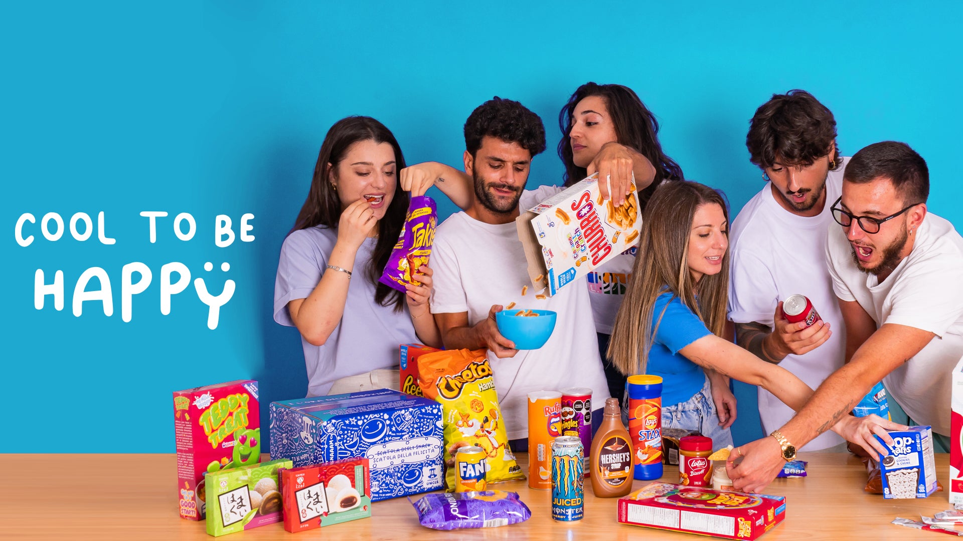 Foto del team che assaggia prodotti con scritta "cool to be happy"
