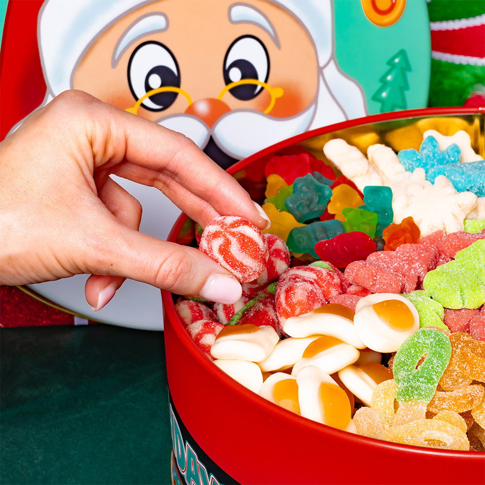 Wunnie Bucket 3 kg Happy Holidays: mano che prende le caramelle