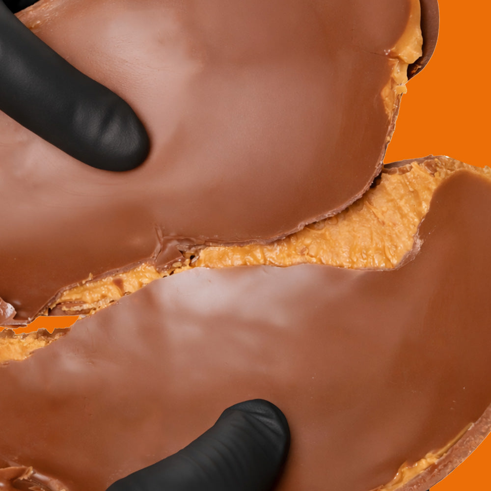 Uovo di cioccolata ripieno di burro d'arachidi