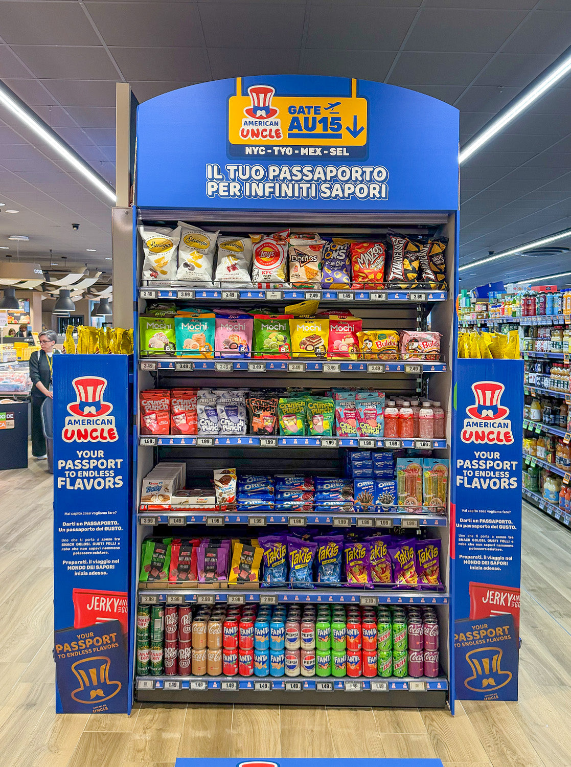 Gondola con snack e bevande in supermercati