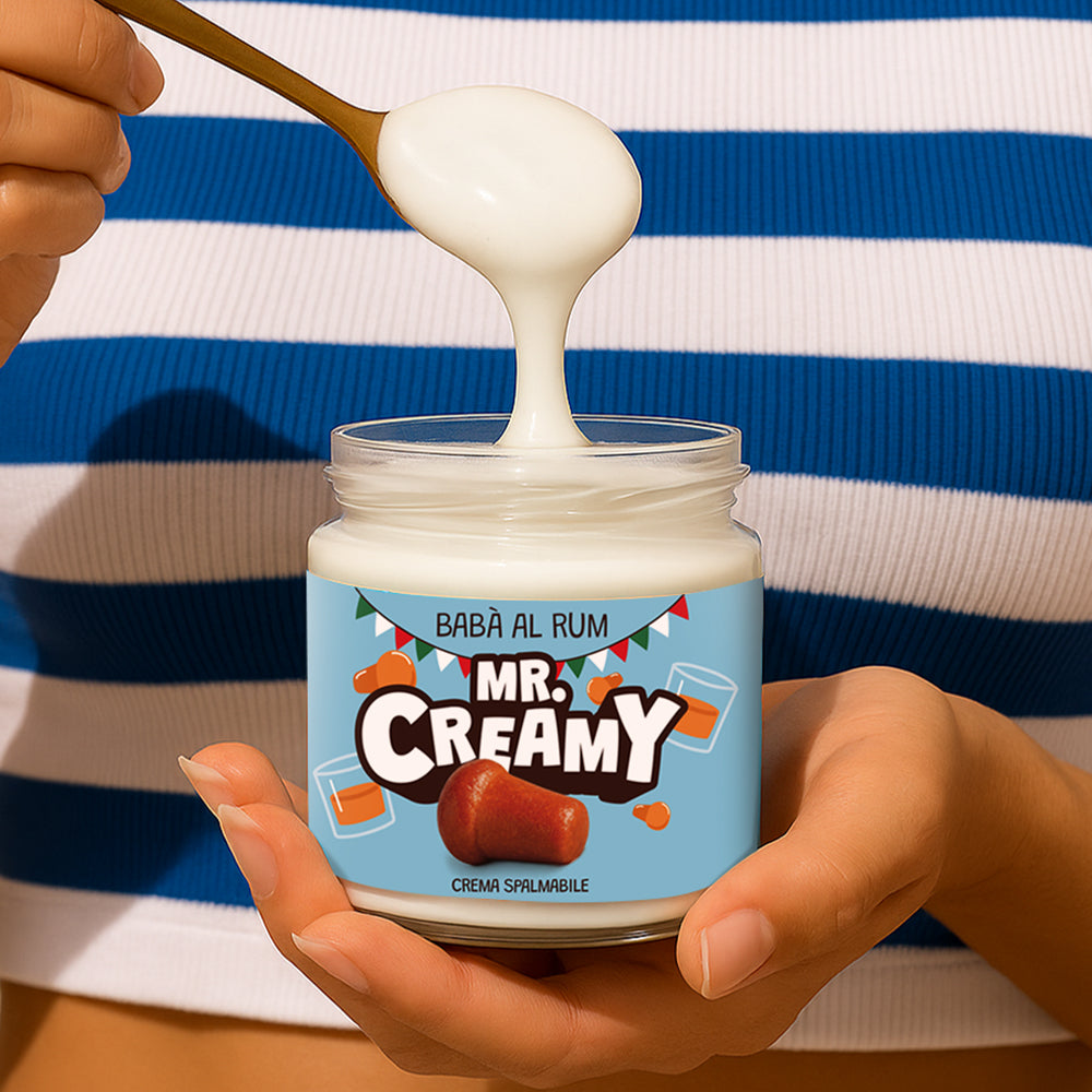 Vasetto da 200g di crema spalmabile Mr Creamy gusto Babà al Rum mentre viene prelevato con un cucchiaino