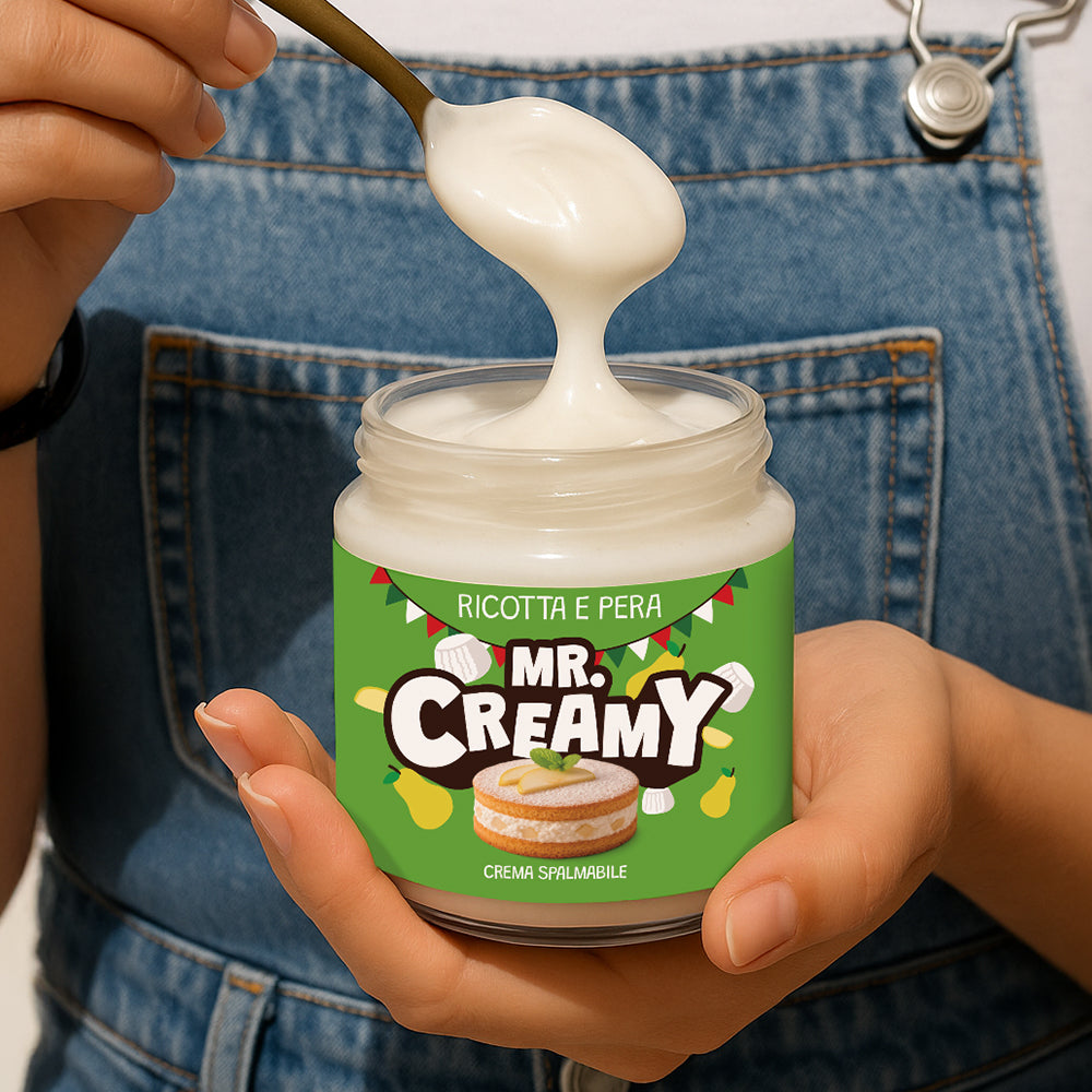Vasetto da 200g di crema spalmabile Mr Creamy gusto Ricotta e Pera mentre viene prelevato con un cucchiaio