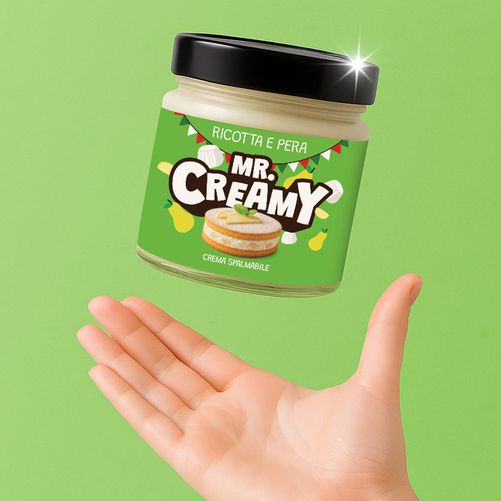 Vasetto da 200g di crema spalmabile Mr Creamy gusto Ricotta e Pera mentre viene lanciato in aria