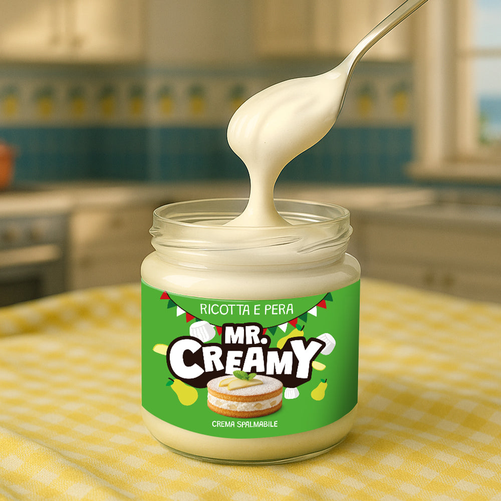 Barattolo di crema spalmabile Mr Creamy al gusto di ricotta e pera mentre viene sollevata con un cucchiaino
