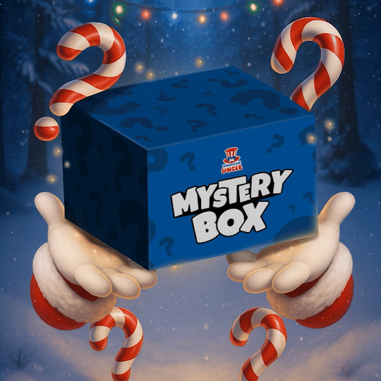 Mani babbo natale con in mano una mystery box