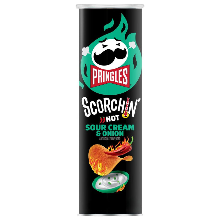 Confezione da 158g patatine al gusto di panna acida e cipolle Pringles.