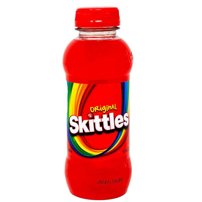 Confezione da 414 ml di bevanda analcolica al gusto di frutta Skittles Original.