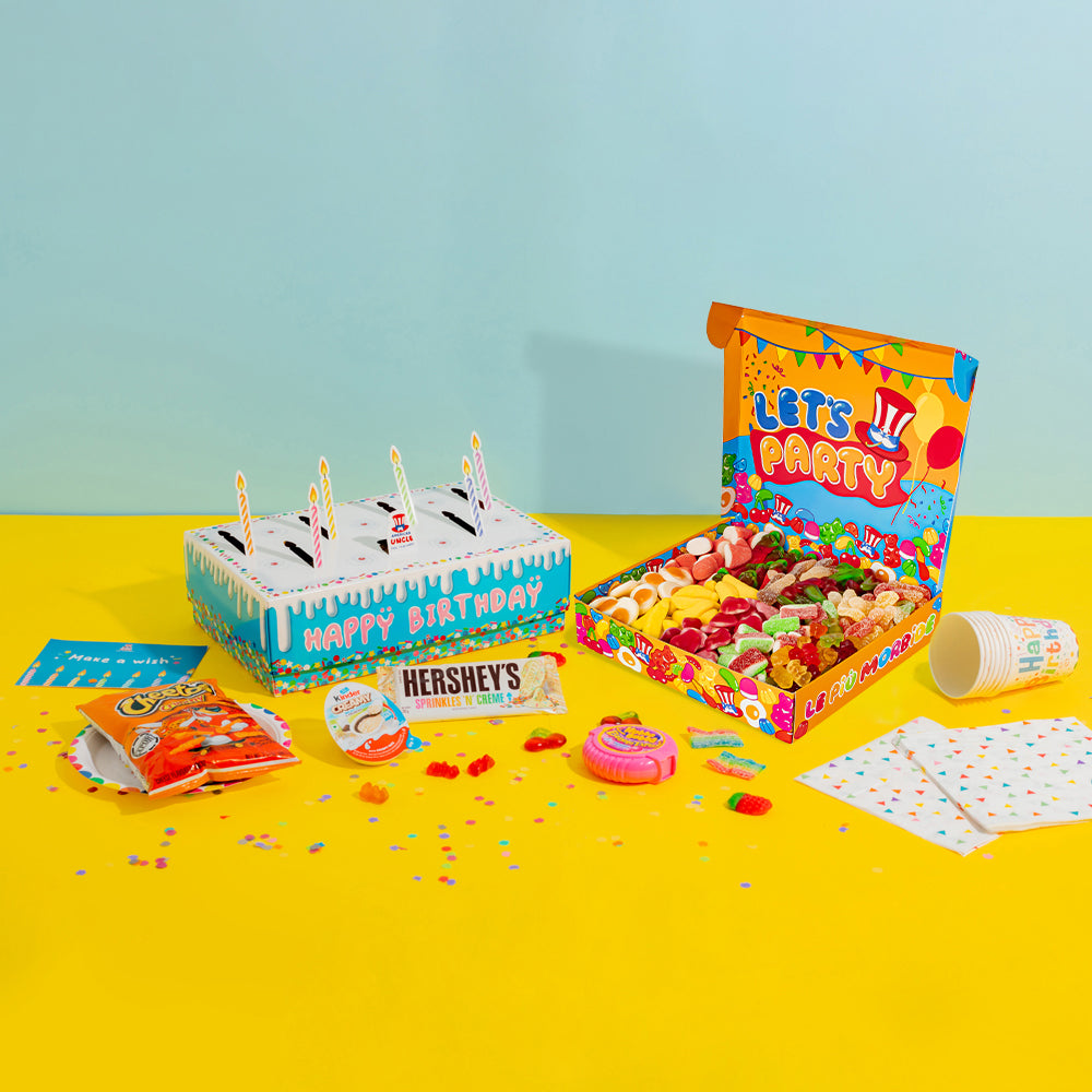 Regali per il compleanno: scatola di caramelle gommose da 1kg e scatola con 15 snack tra dolci e salati a sorpresa a forma di torta