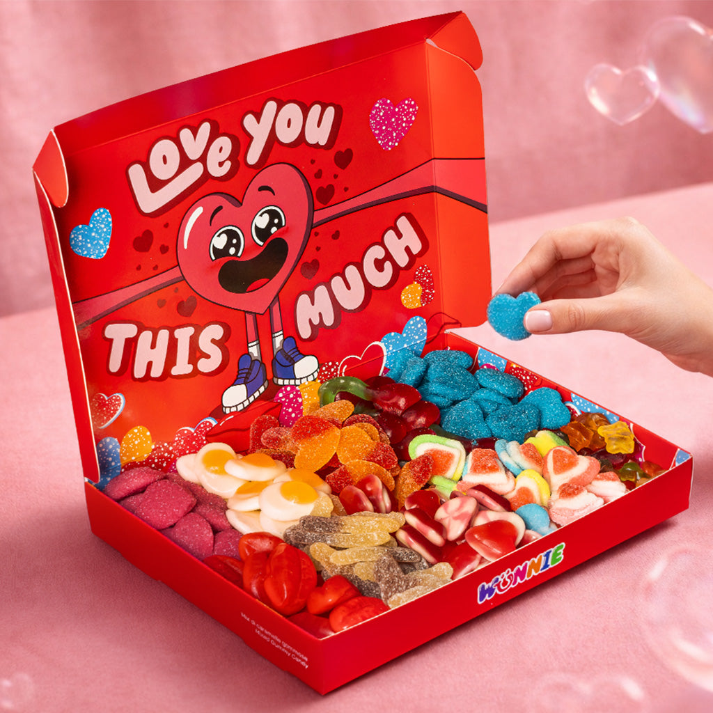 Wunnie box Love con mano che prende le caramelle