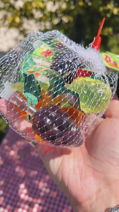 Assaggio delle caramelle esplosive Fruit Splash