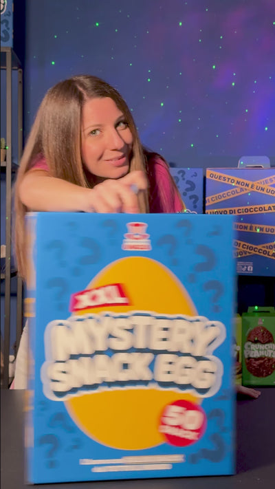 Martina che mostra prodotti Snack Egg XXL